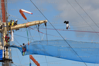 25 metrow nad pokladem Daru Mlodziezy zacumowanym przy...
