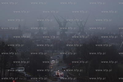 Gdańsk. Stoczniowie żurawie w porannej mgle. 12.01.2018...