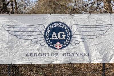 Baner Areoklubu Gdańskiego wiszący na płocie wzdłuż...