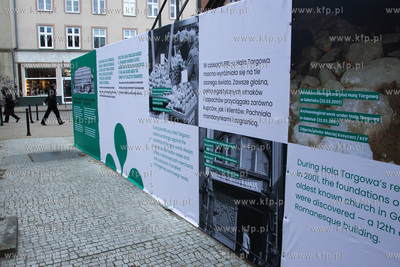 Tablice informacyjne z fotografiami pochodzącymi ze...