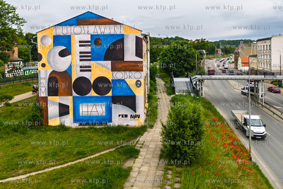 Na fasadzie budynku przy Trakcie św. Wojciecha 36...