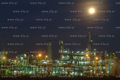 Rafineria Gdanska wieczorowa pora.19.12.2002fot....