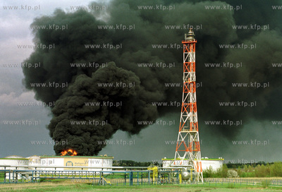Pozar jednego ze zbiornikow Rafinerii Gdanskiej.3.05.2003fot....