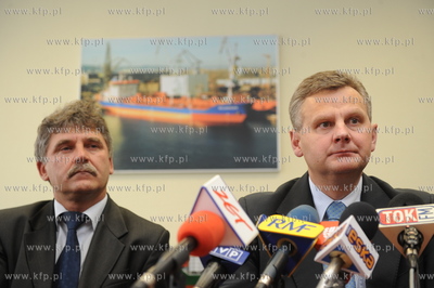 Minister Aleksander Grad w Stoczni Gdynia. Na zdjeciu...