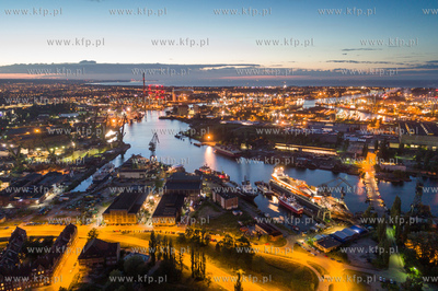 Wieczorny Gdańsk, kanał portowy i stocznie. 04.07.2017...