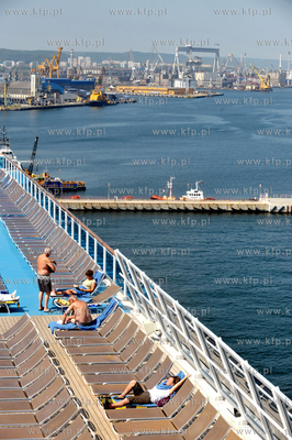 Statek wycieczkowy Costa Pacifica plywajacy pod wloska...