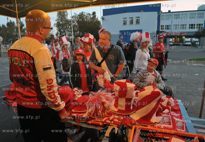 Gdansk. Mecz towarzyski Polska - Niemcy. Nz. stoisko...