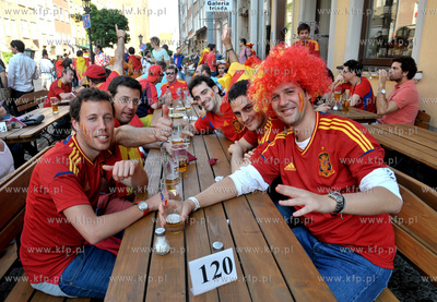 Gdansk, ul. Piwna. Hiszpanscy kibice imprezujacy na...