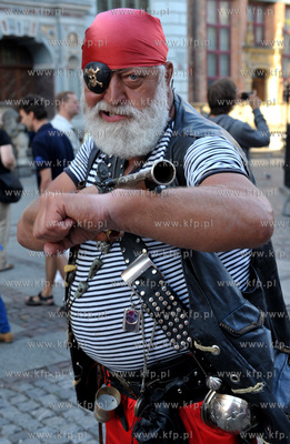 Gdanski pirat Wlodek na Dlugim Targu. 10.08.2013 Fot....