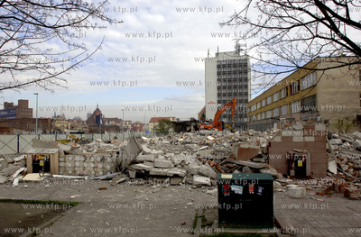 Gdansk. Wyburzanie starych budynkow pod budowe nowych...