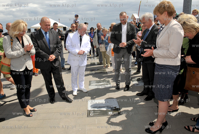 Uroczystosc wmurowania tablicy z wycieczkowcem Mein...