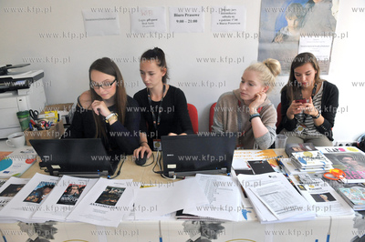 Festiwal Filmowy w Gdyni. Wolontariuszki w biurze prasowym....