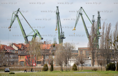 Gdansk. Dziwgi Stoczni Gdansk widziane z terenow Mlodego...