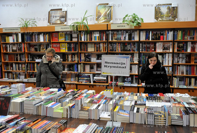 Księgarnia firmy Dom Książki na rogu al. Grunwaldzkiej...