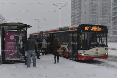 Gdańsk. Śnieżyca na Przymorzu. Autonus linii 127...