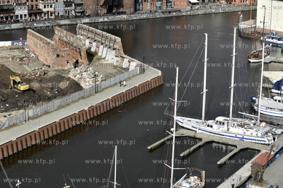 Gdańsk, Marina Gdańska. Ruiny spichlerza na Wyspie...