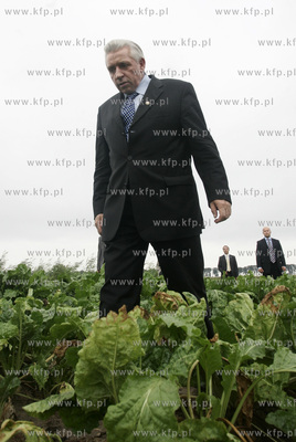 Andrzej Lepper na polu Andrzeja Sobocinskiego ( rolnika...