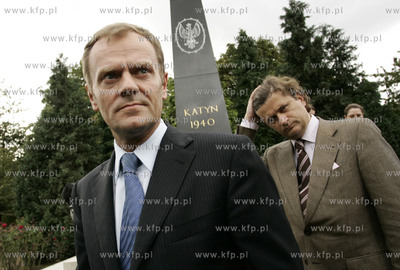 Donald Tusk sklada wiazanke kwiatow pod pomnikiem katynskim...