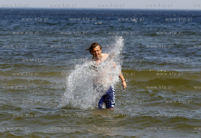 Sopot. Jarek Jakimowicz zazywa kapieli.
28.04.2009
fot....