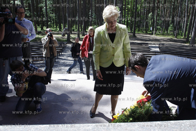 Piasnica. Erika Steinbach zlozyla wiazanke kwiatow...