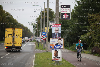 Gdansk. Wybory do sejmu i senatu. Nz. plakaty wyborcze...