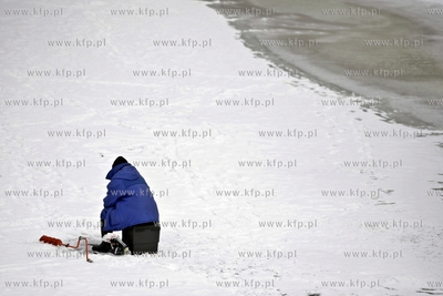 Wędkarze łowią ryby na zamarzniętej Motławie.
13.02.2012
fot....