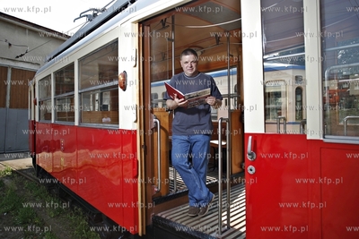 Autorzy albumu " 140 lat gdanskich tramwajow " w zajedni...