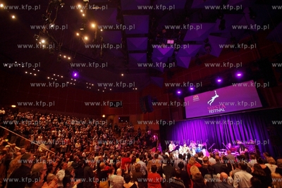 Siesta Festival.  Koncert pochodzacej z Beninu piosenkarki...