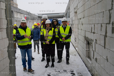 Piecki - Migowo. Zawieszenie wiechy na budowanej szkole...