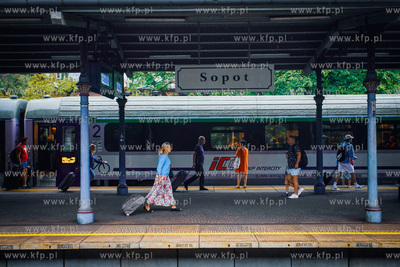 Sopot, dworzec PKP. Wakacyjne podróże pociągiem....