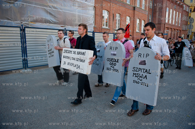 Gdansk. Wejscie do budynku Szpitala MSWiA. Manifestacja...