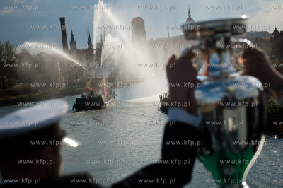 Marynarze okretu rakietowego ORP Orkan transportuja...