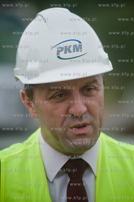 Gdansk. Ul. Ogrodowa. Montaz pierwszych elemntow wiaduktu...