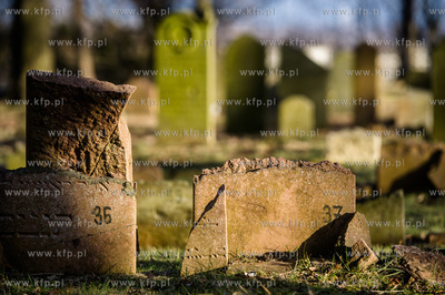 Gdansk. Zdewastowane przez nieznanych sprawcow plyty...