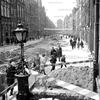 Gdansk.Budowa nowych na ul. Dlugiej pod dawnymi torami...