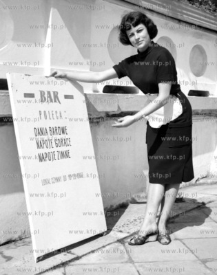 Kelnerka z baru na Sopockich Tarasach 1963 (003105)...