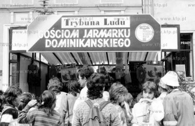 Stosiko gazety Trybuna Ludu podczas Jarmarku Dominikanskiego...