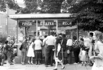 Kolejka do kiosku RUCHU na ul. Bohaterow Monte Cassino...