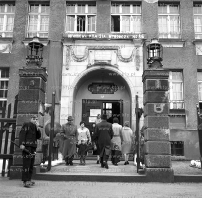 Wejscie do Obwodowej Komisji Wyborczej nr 26 w budynku...