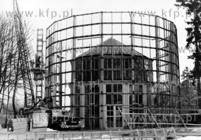 Budowa nowej konstrukcji palmiarni w parku oliwskim...