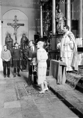 Plan zdjeciowy filmu "Czlowiek z zelaza". Scena w kosciele...