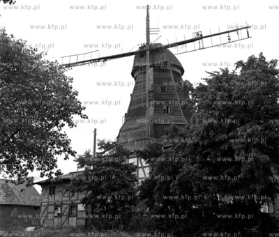 Wiatrak holenderski z polowy XIX wieku w Wikrowie na...