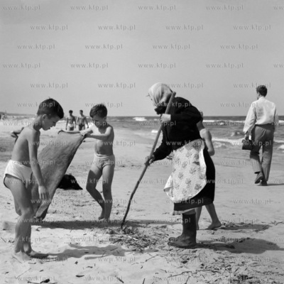 Sprzatanie trojmiejskiej plazy. 
1966
00006671z
Fot....