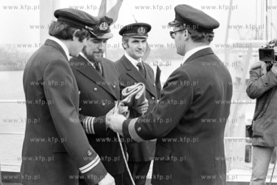 Podniesienie bandery na drobnicowcu Polskich Lini Oceanicznych...