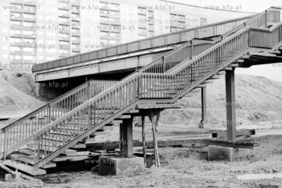 Budowa kladki dla pieszych nad ulica Powstańców Warszawy...