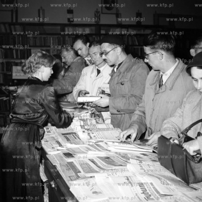 Stoisko z gazetami w księgarni. ( lata60 )
1961
0005858z
Fot....