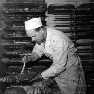 Wypiek ciast w cukierni. ( lata60 )
1968
0005846z
Fot....