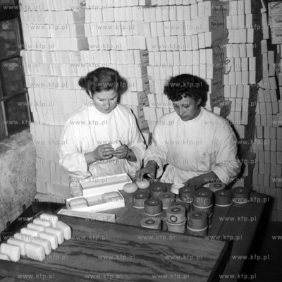 Kobiety podczas pakowania mydła. (lata50)
1958
0005253z_przemysl
Fot....