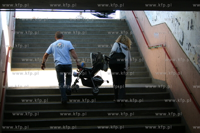 Zdewastowany przystanek SKM w Rumi. 
Nz. mlode malzenstwo...