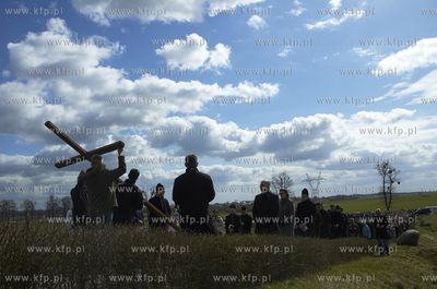 Wielki piatek. Droga krzyzowa na gorze Jana Pawla II...